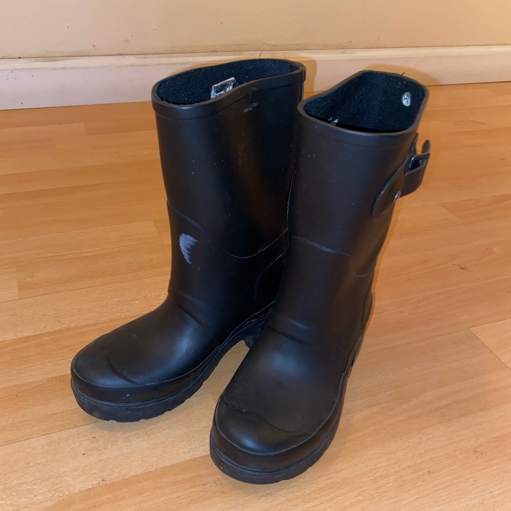 Black Matte Hunter boots size 5.